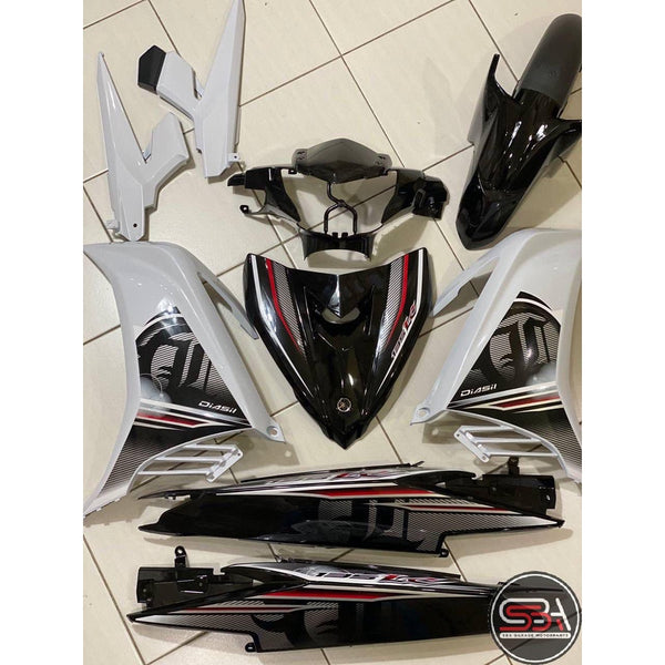 ORIGINAL YAMAHA LC135 V4 V5 COVERSET WITH DECALS APPLIED, PANDA BLACK AND WHITE, ORIGINAL YAMAHA HLY MMATE WHITE MM-02
