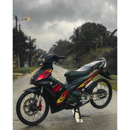 COVERSET BODYSET YAMAHA LC LC135 V1 HITAM API MERAH ORIGINAL HONG LEONG YAMAHA HLY STRIPE SIAP TAMPAL – FREE EMBLEM