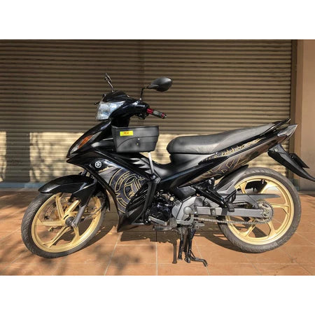 COVERSET HONG LEONG YAMAHA ( HLY ) LC135 V4 V5 V6 V7 – HITAM BATIK GOLD STRIPE ( SIAP TAMPAL ) FREE EMBLEM