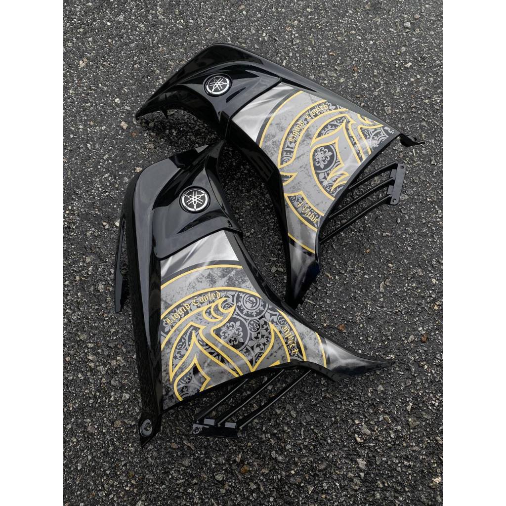 COVERSET VERSION VELOZI / M MATE LC 135 LC135 V2 HITAM BATIK GOLD HITAM STRIPE TAMPAL KILANG FREE EMBLEM