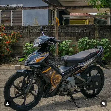 COVERSET HONG LEONG YAMAHA ( HLY ) LC135 V4 V5 V6 V7 – HITAM BATIK GOLD STRIPE ( SIAP TAMPAL ) FREE EMBLEM