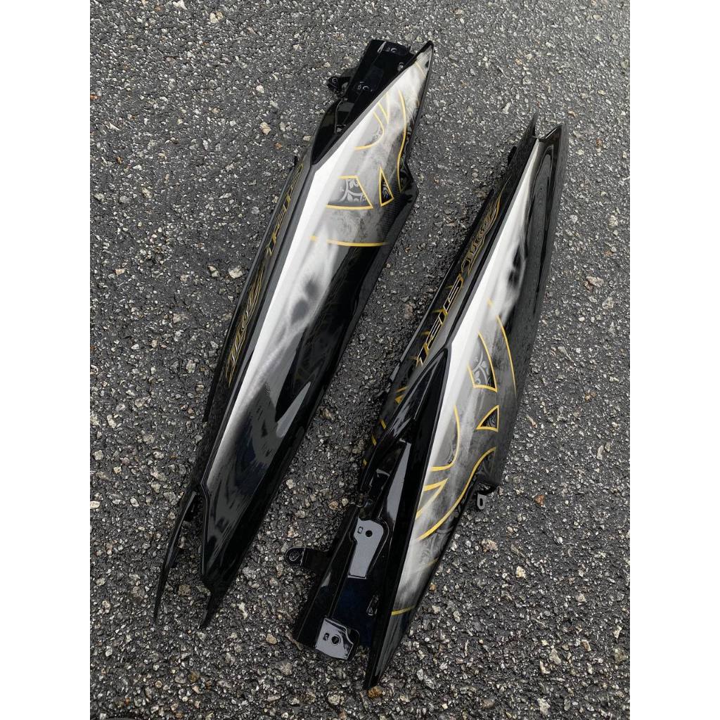 COVERSET VERSION VELOZI / M MATE LC 135 LC135 V2 HITAM BATIK GOLD HITAM STRIPE TAMPAL KILANG FREE EMBLEM