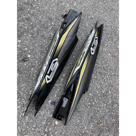 COVERSET HONG LEONG YAMAHA HLY / VELOZI LC LC135 V2 V3 V4 V5 V6 V7 HITAM PURBA DESIGN STRIPE SIAP TAMPAL FREE EMBLEM