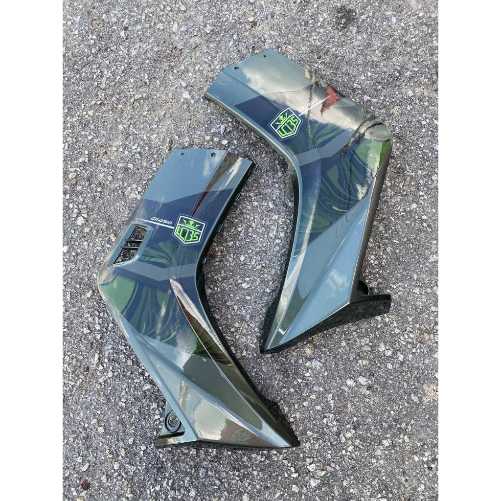 COVERSET BODYSET YAMAHA LC LC135 V1 ARMY GREEN LUMUT DNLGM1 DESIGN ORIGINAL 008 FREE EMBLEM YAMAHA STRIPE TANAM DOCTOR