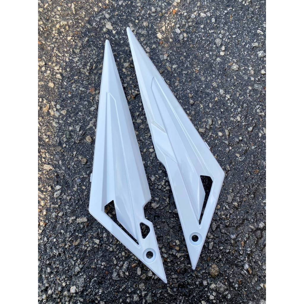 COVERSET BODYSET YAMAHA LC135 V1 PUTIH FULL API WHITE ORIGINAL M SEKI STRIPE SIAP TAMPAL ( FREE EMBLEM )