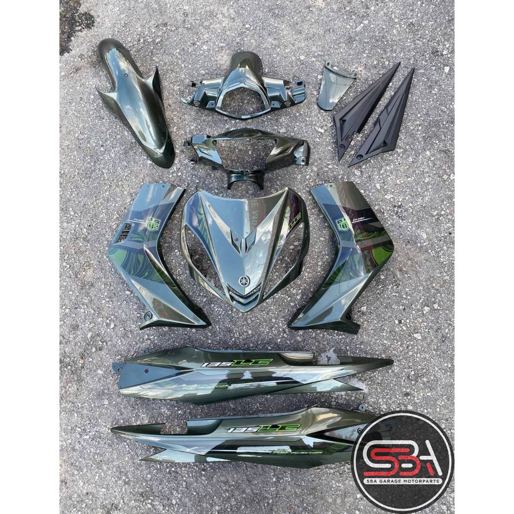 COVERSET BODYSET YAMAHA LC LC135 V1 ARMY GREEN LUMUT DNLGM1 DESIGN ORIGINAL 008 FREE EMBLEM YAMAHA STRIPE TANAM DOCTOR