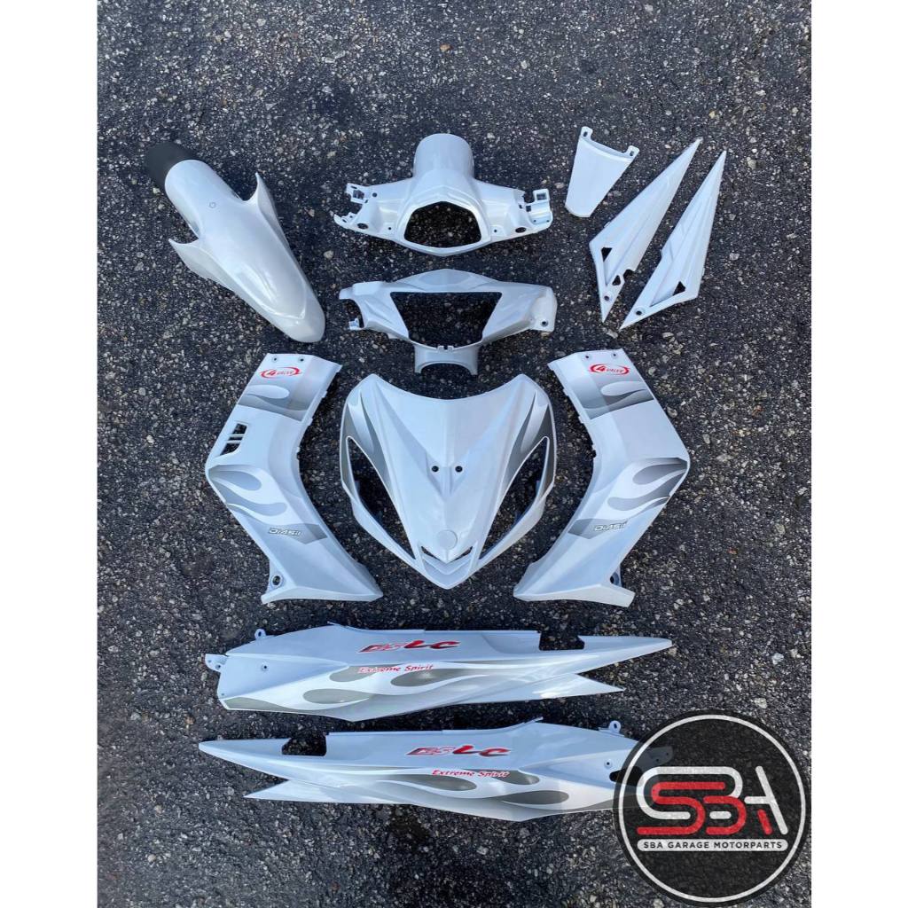 COVERSET BODYSET YAMAHA LC135 V1 PUTIH FULL API WHITE ORIGINAL M SEKI STRIPE SIAP TAMPAL ( FREE EMBLEM )