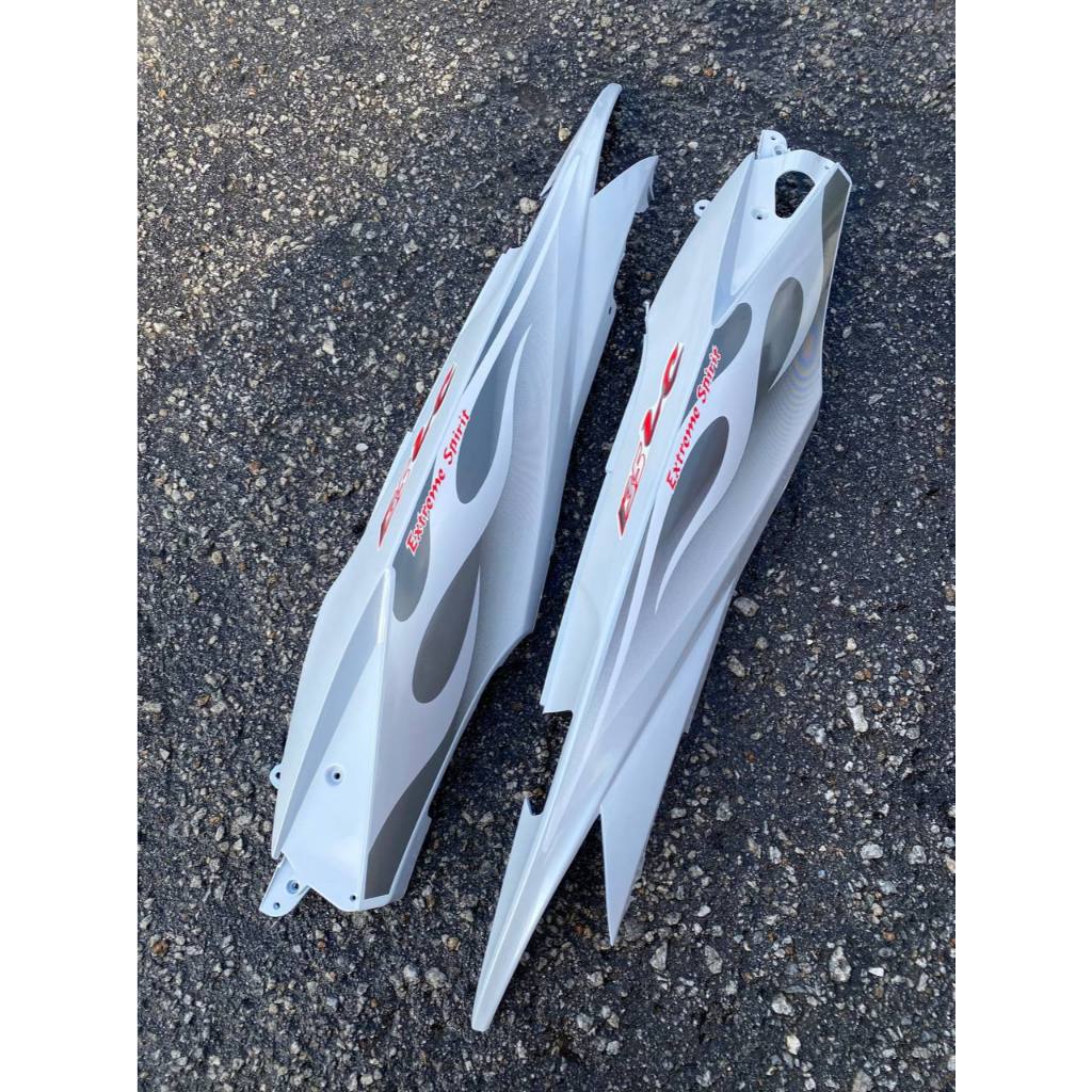 COVERSET BODYSET YAMAHA LC135 V1 PUTIH FULL API WHITE ORIGINAL M SEKI STRIPE SIAP TAMPAL ( FREE EMBLEM )