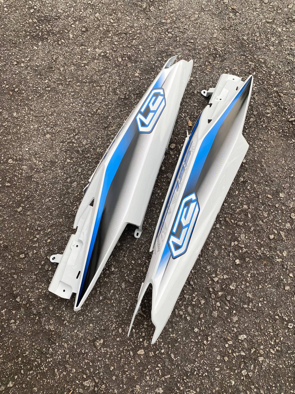 COVERSET HONG LEONG YAMAHA HLY / VELOZI LC LC135 V2 V3 V4 PUTIH PURBA DESIGN BIRU STRIPE SIAP TAMPAL FREE EMBLEM