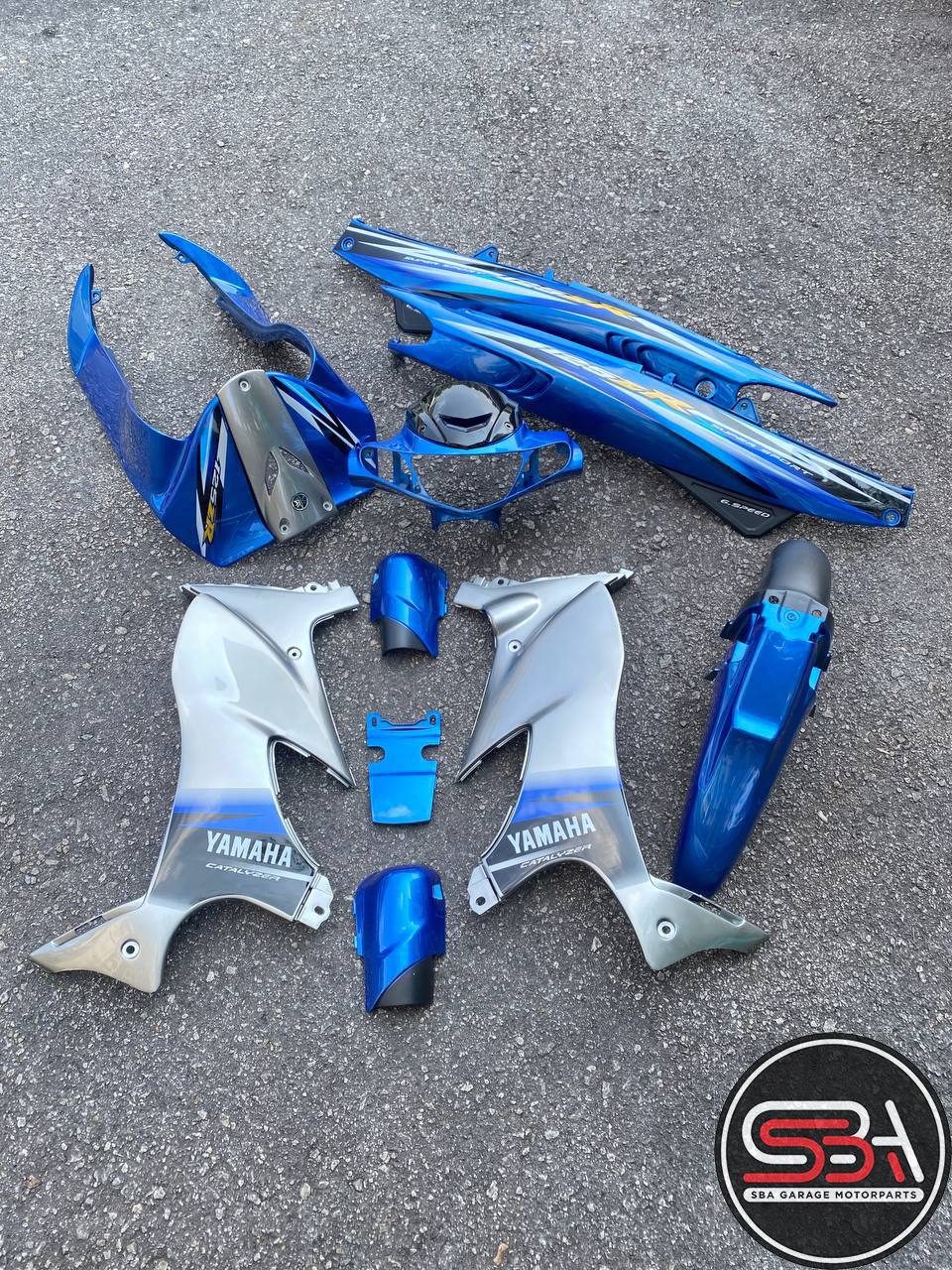 COVERSET ORIGINAL HLY YAMAHA 125z 125zr HITAM BIRU MERAH SKALA DESIGN STRIPE SIAP TAMPAL PERCUMA EMBLEM HONG LEONG HLY