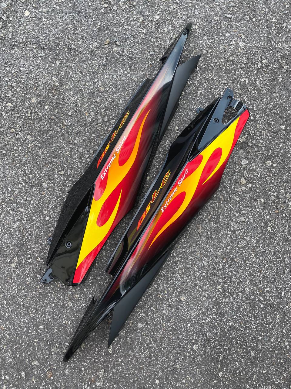 COVERSET BODYSET YAMAHA LC LC135 V1 HITAM API MERAH ORIGINAL HONG LEONG YAMAHA HLY STRIPE SIAP TAMPAL – FREE EMBLEM