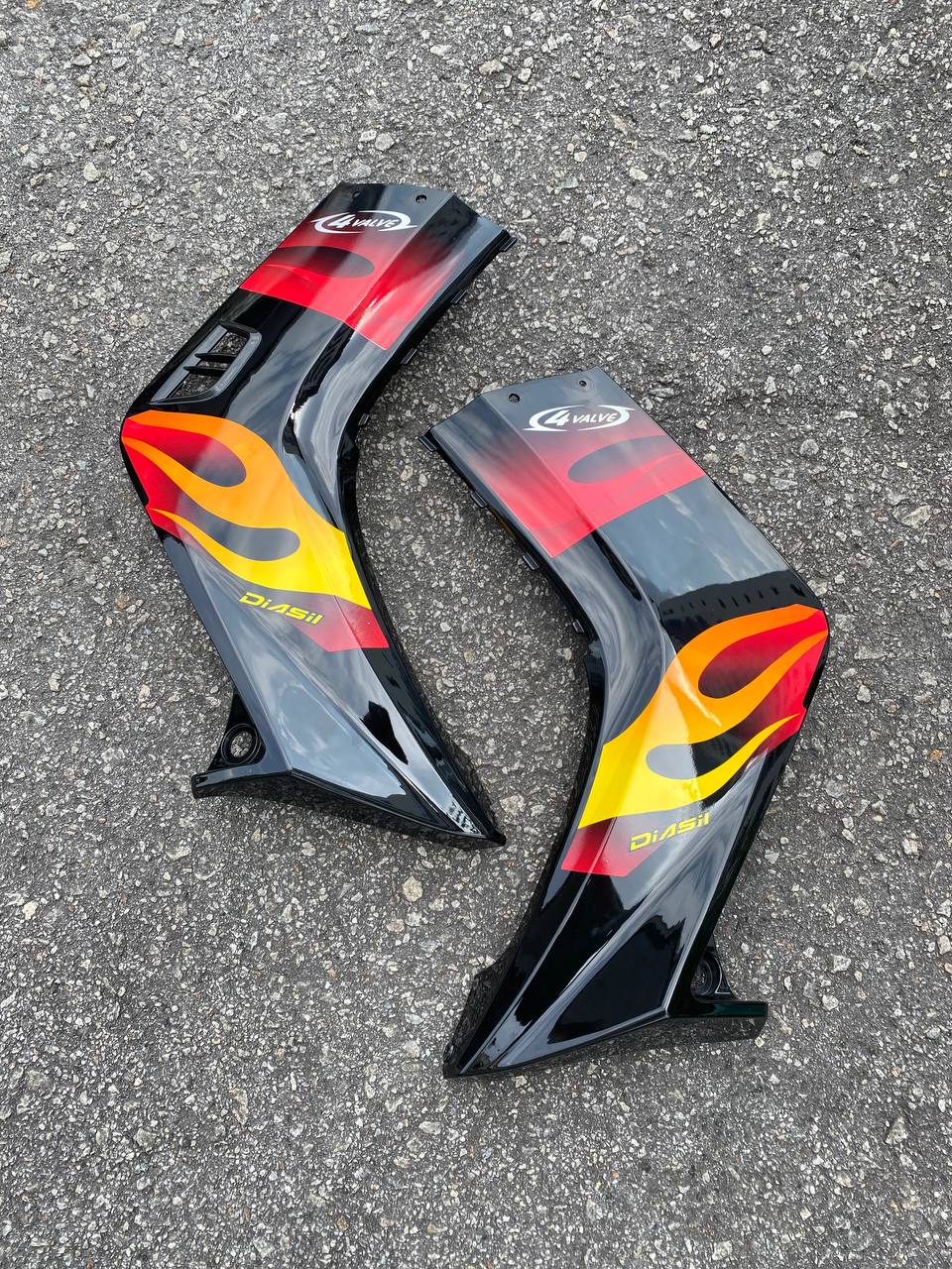 COVERSET BODYSET YAMAHA LC LC135 V1 HITAM API MERAH ORIGINAL HONG LEONG YAMAHA HLY STRIPE SIAP TAMPAL – FREE EMBLEM