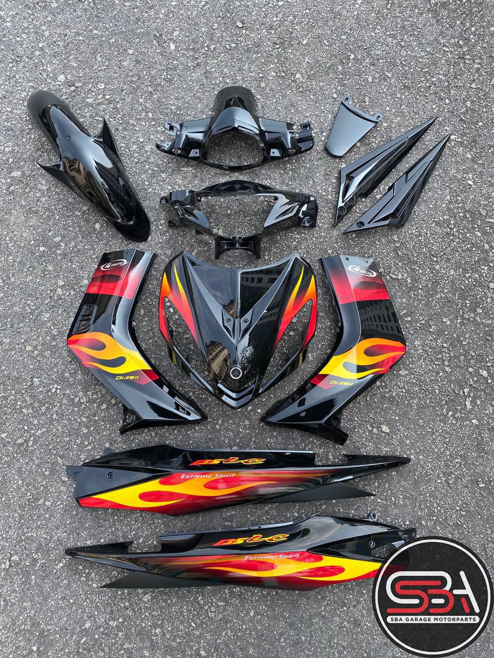 COVERSET BODYSET YAMAHA LC LC135 V1 HITAM API MERAH ORIGINAL HONG LEONG YAMAHA HLY STRIPE SIAP TAMPAL – FREE EMBLEM