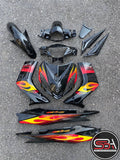 COVERSET BODYSET YAMAHA LC LC135 V1 HITAM API MERAH ORIGINAL HONG LEONG YAMAHA HLY STRIPE SIAP TAMPAL – FREE EMBLEM
