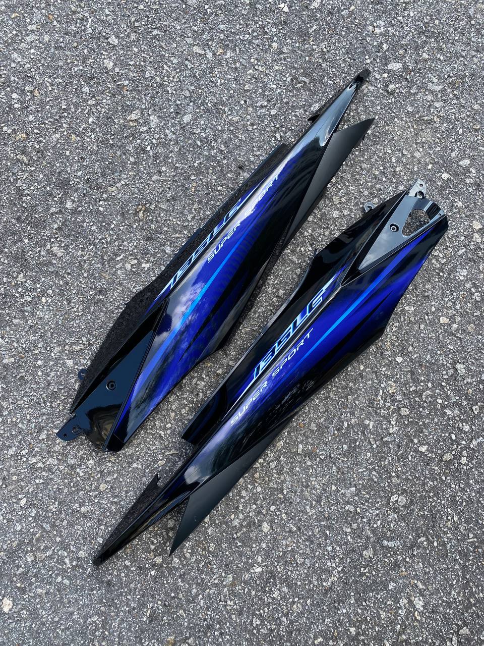 COVERSET BODYSET YAMAHA LC135 V1 BIRU HITAM ORIGINAL HONG LEONG YAMAHA HLY STRIPE SIAP TAMPAL – FREE EMBLEM TIMBUL