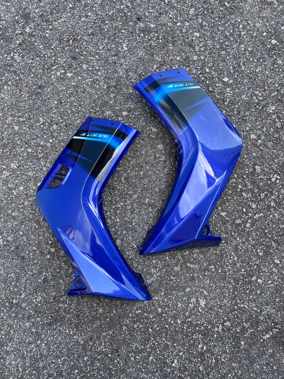 COVERSET BODYSET YAMAHA LC135 V1 BIRU HITAM ORIGINAL HONG LEONG YAMAHA HLY STRIPE SIAP TAMPAL – FREE EMBLEM TIMBUL