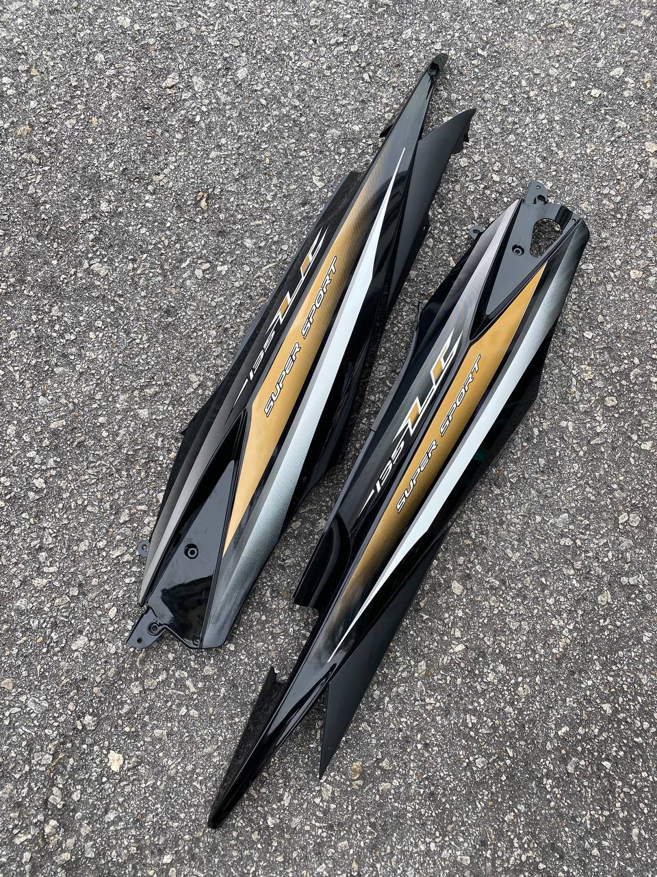 COVERSET BODYSET YAMAHA LC 135 V1 HITAM GOLD ORIGINAL 100% HONG LEONG YAMAHA HLY STRIPE SIAP TAMPAL (FREE EMBLEM)