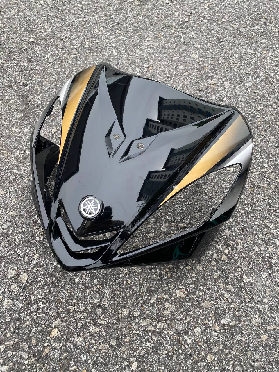 COVERSET BODYSET YAMAHA LC 135 V1 HITAM GOLD ORIGINAL 100% HONG LEONG YAMAHA HLY STRIPE SIAP TAMPAL (FREE EMBLEM)