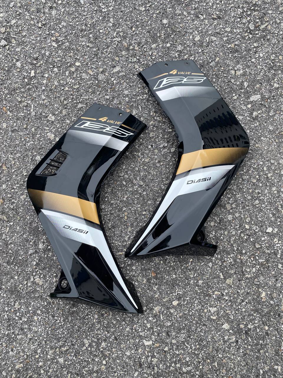 COVERSET BODYSET YAMAHA LC 135 V1 HITAM GOLD ORIGINAL 100% HONG LEONG YAMAHA HLY STRIPE SIAP TAMPAL (FREE EMBLEM)