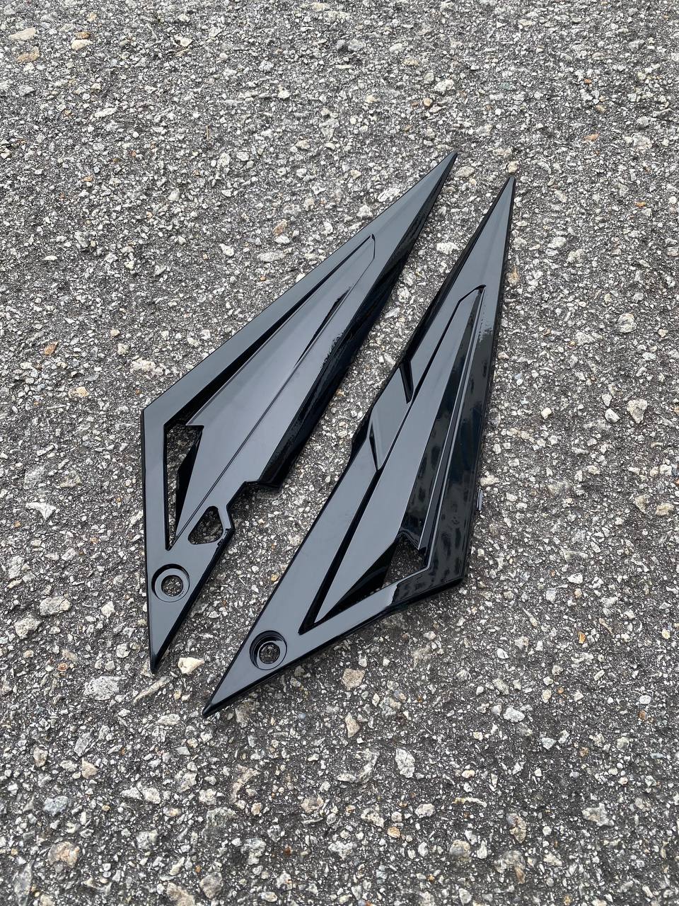 COVERSET BODYSET YAMAHA LC 135 V1 HITAM GOLD ORIGINAL 100% HONG LEONG YAMAHA HLY STRIPE SIAP TAMPAL (FREE EMBLEM)