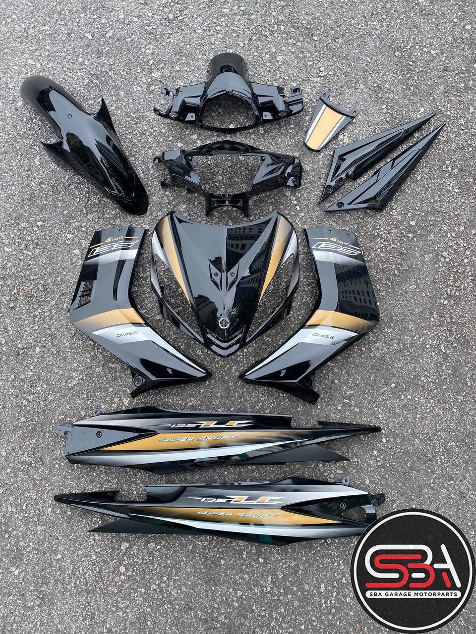 COVERSET BODYSET YAMAHA LC 135 V1 HITAM GOLD ORIGINAL 100% HONG LEONG YAMAHA HLY STRIPE SIAP TAMPAL (FREE EMBLEM)