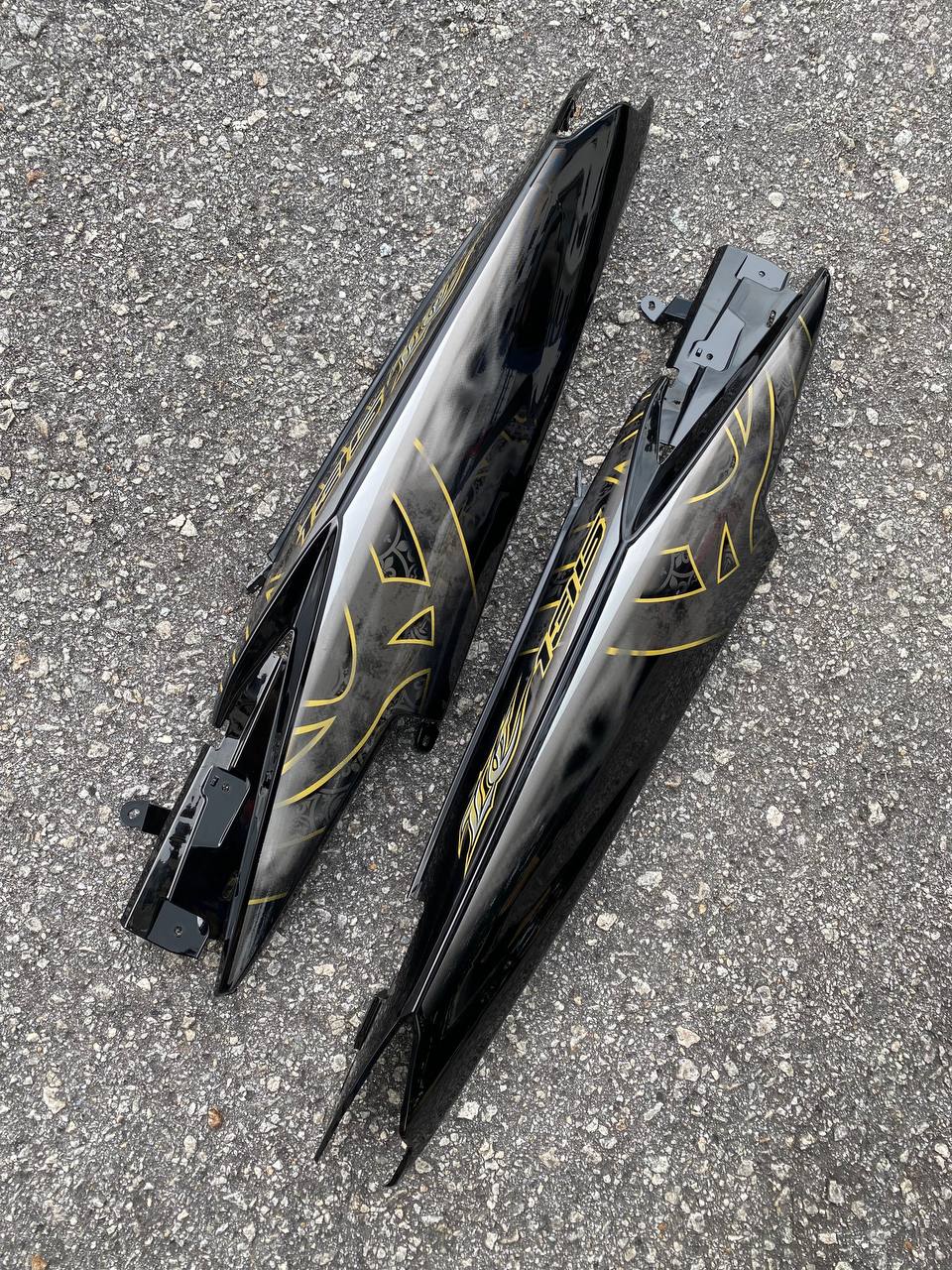 COVERSET HONG LEONG YAMAHA ( HLY ) LC135 V4 V5 V6 V7 – HITAM BATIK GOLD STRIPE ( SIAP TAMPAL ) FREE EMBLEM