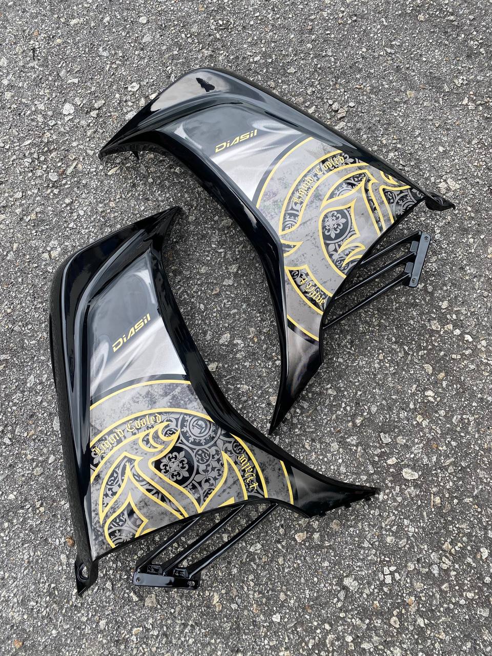 COVERSET HONG LEONG YAMAHA ( HLY ) LC135 V4 V5 V6 V7 – HITAM BATIK GOLD STRIPE ( SIAP TAMPAL ) FREE EMBLEM