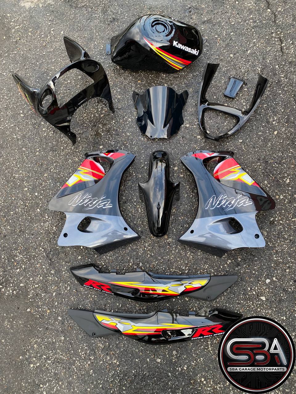 KAWASAKI NINJA DOUBLE R 150 RR STANDARD COVERSET STICKER SIAP TANAM BLACK HITAM TERMASUK TANK ( 2 KOTAK BESAR ) OEM SET