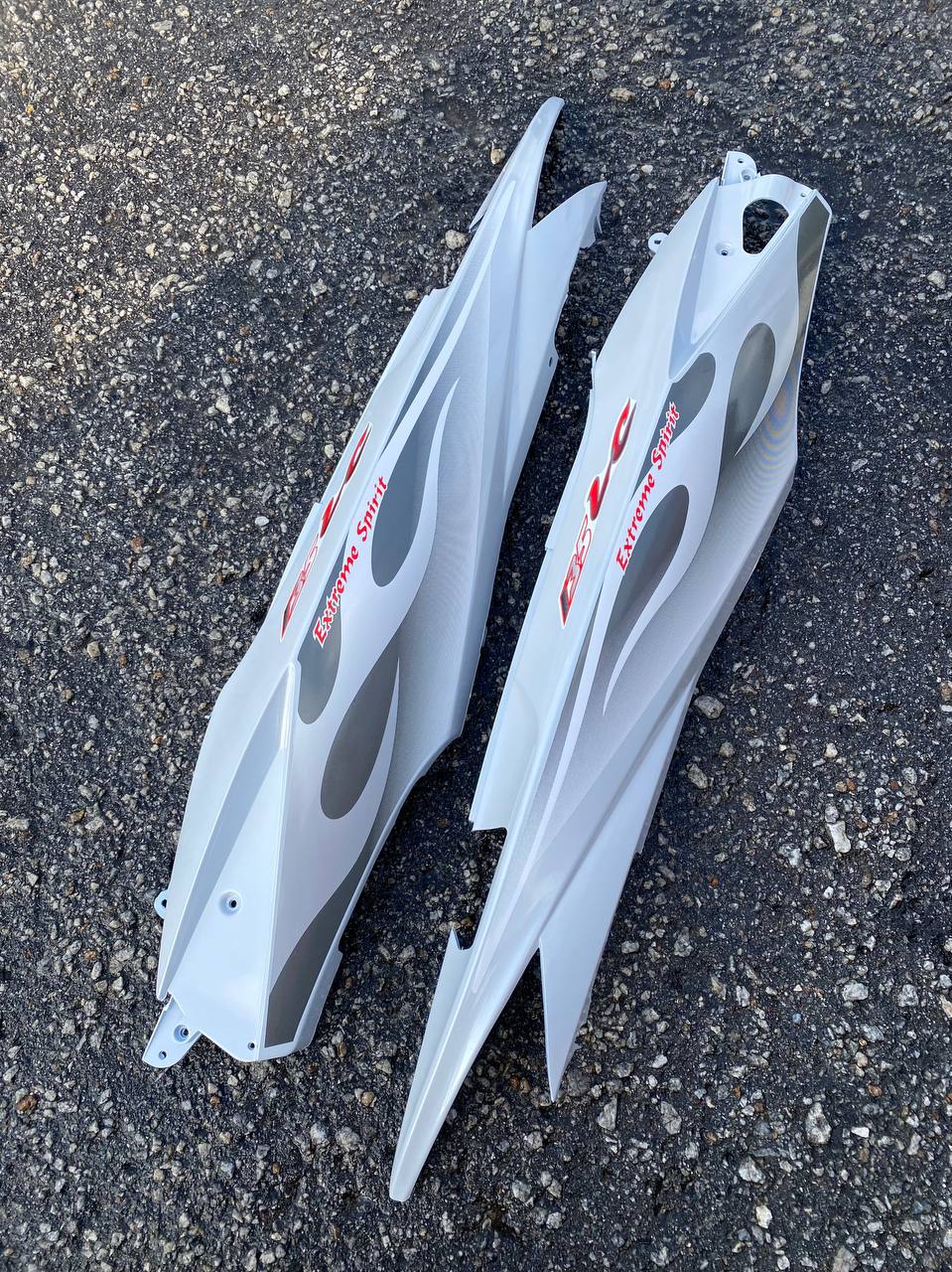 COVERSET BODYSET YAMAHA LC135 V1 PUTIH FULL API WHITE ORIGINAL M SEKI STRIPE SIAP TAMPAL ( FREE EMBLEM )