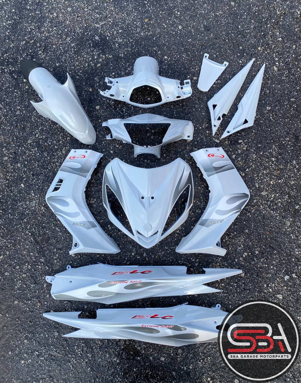 COVERSET BODYSET YAMAHA LC135 V1 PUTIH FULL API WHITE ORIGINAL M SEKI STRIPE SIAP TAMPAL ( FREE EMBLEM )