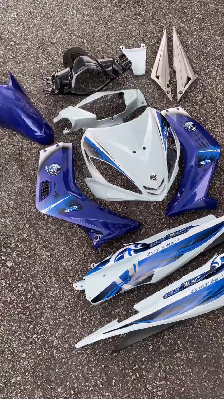 COVERSET BODYSET YAMAHA LC 135 V1 BIRU EXTREME SPIRIT ORIGINAL HONG LEONG YAMAHA HLY STRIPE SIAP TAMPAL (FREE EMBLEM )