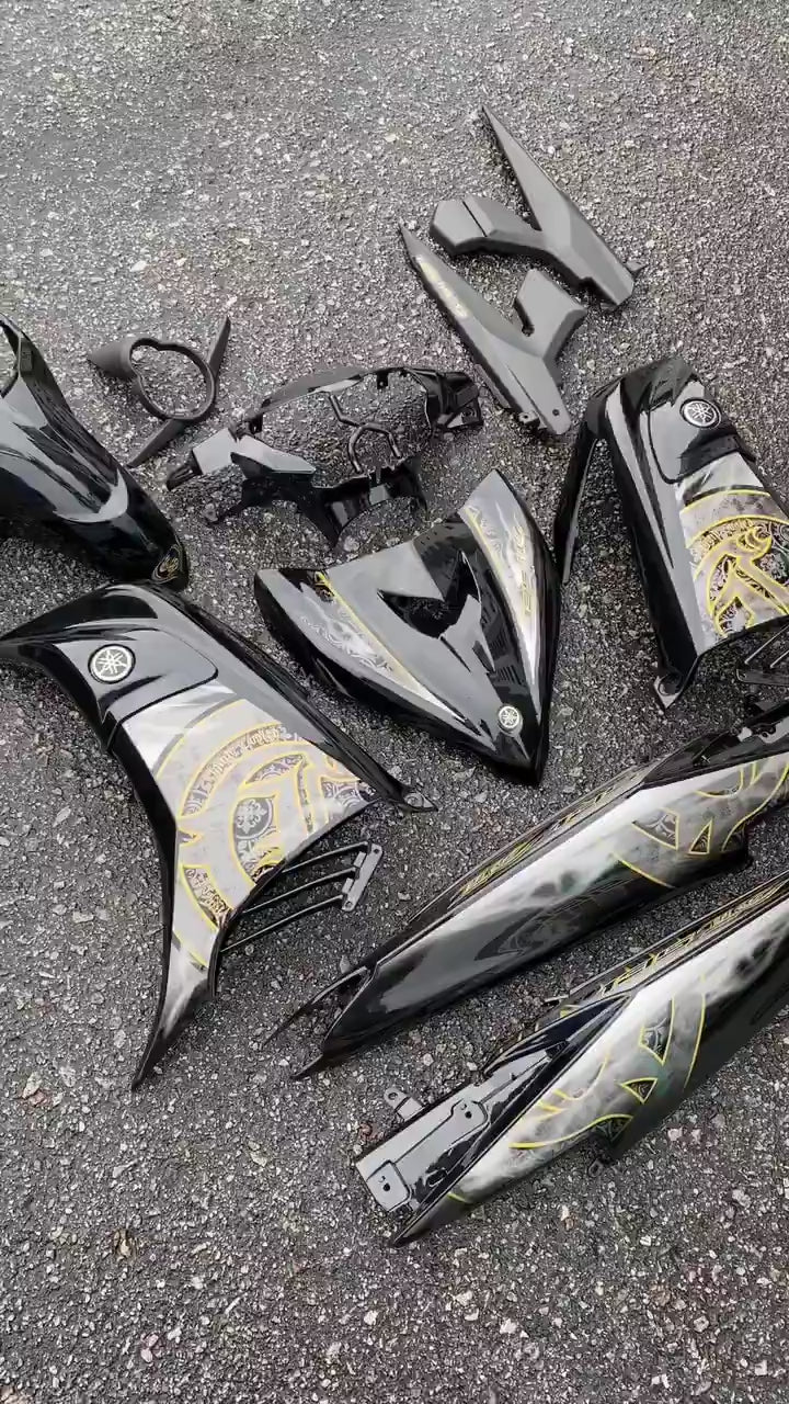 COVERSET VERSION VELOZI / M MATE LC 135 LC135 V2 HITAM BATIK GOLD HITAM STRIPE TAMPAL KILANG FREE EMBLEM