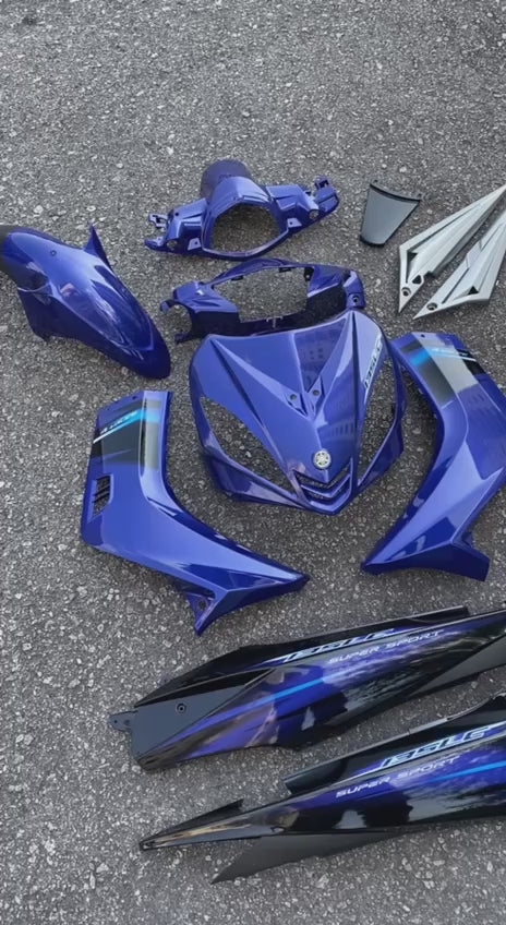 COVERSET BODYSET YAMAHA LC135 V1 BIRU HITAM ORIGINAL HONG LEONG YAMAHA HLY STRIPE SIAP TAMPAL – FREE EMBLEM TIMBUL