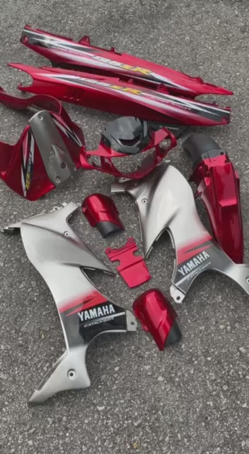 COVERSET ORIGINAL HLY YAMAHA 125z 125zr HITAM BIRU MERAH SKALA DESIGN STRIPE SIAP TAMPAL PERCUMA EMBLEM HONG LEONG HLY