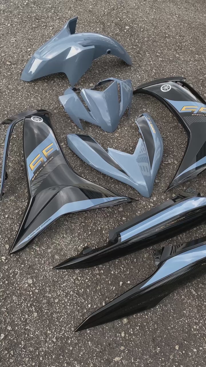 MOTORCYCLE COVERSET BODYSET LC135 LC V8 DBSB METALIC BLACK BABY BLUE FUEL INJECTION FI YAMAHA VELOZI L8-S-8 STD DOCTOR